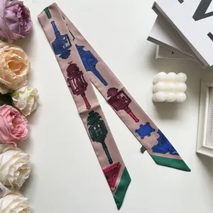 Detailopname van een dubbelzijdig bedrukte zijden sjaal met vintage lantaarnpatronen