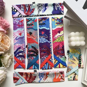 Macro-opname van zijden sjaals met abstracte print en waslabels in een geschenkzetting