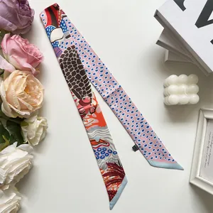 Detailweergave van een twilly sjaal met print gestyled met kaars en bloemen
