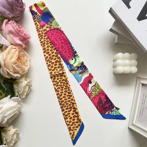 Detailopname van dubbelzijdige zijden twilly sjaal met bloemenprints en vrolijke stippen