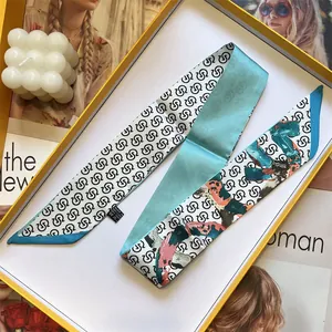 Modisches doppelseitiges Twilly-Seidentuch mit Logoprint und blauem Blumendesign