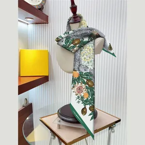 Eleganter quadratischer Seidenschal mit botanischem Druck auf weißem Schaufensterpuppe