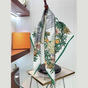 Eleganter 90cm Seidenschal mit Passionsblumen-Druck und tropischen botanischen Mustern