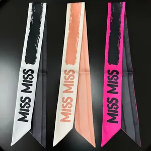 Trois élégants foulards en satin avec imprimé MISS MISS en rose, abricot et noir