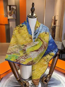 Détails de texture du foulard en soie peinture à l'huile Van Gogh drapé sur mannequin