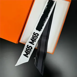 Foulard en soie artistique noir et blanc avec lettres et boîte cadeau orange de luxe