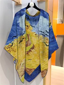 Détail de l'imprimé Champ de blé aux corbeaux de Van Gogh sur un grand châle en velours