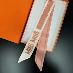 Élégant foulard twilly en satin imprimé MISS MISS dans son coffret cadeau orange