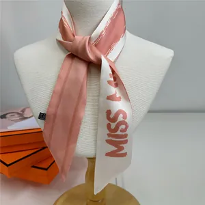 Foulard en soie rose et crème avec lettrage MISS pour le cou ou les poignées de sac