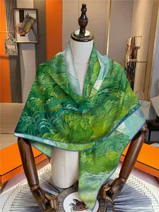 Vue détaillée d'une écharpe en soie au style peinture impressionniste sur un mannequin de boutique