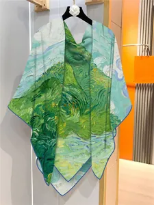 Détail d'une écharpe en soie et laine avec imprimés impressionnistes et coutures bleues