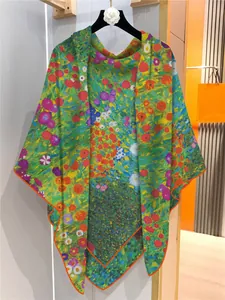 Detalle del chal de cachemira con arte floral de Gustav Klimt y borde naranja vivo