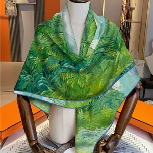 Écharpe artistique en soie avec motif de champ de blé sur un mannequin en bois