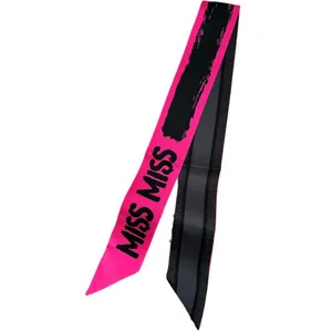 Foulard en soie rose et noir avec imprimé MISS MISS sur fond blanc impeccable