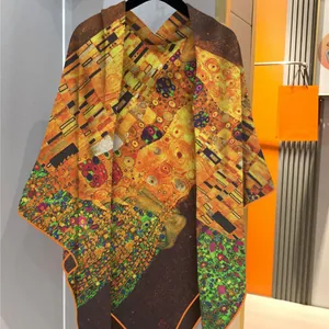 Grand carré en soie et cachemire motif Le Baiser de Klimt avec bords roulottés orange