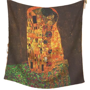 Écharpe marron en soie et cachemire avec imprimé Gustav Klimt Le Baiser pour l'hiver