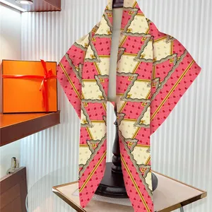 Carré de soie 90cm pour femme avec motif géométrique cœur rouge pour look d'été élégant
