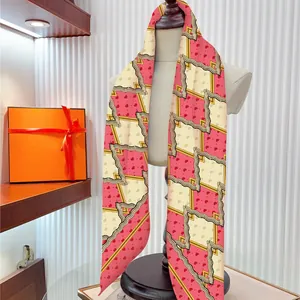 Carré de soie 90cm à motif géométrique cœurs rose et beige présenté sur un mannequin