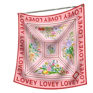 Foulard di seta rosa con scritte LOVE e stampa floreale di gigli su sfondo bianco