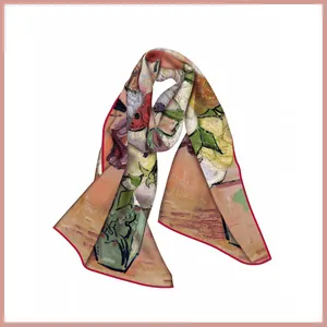 Gros plan du foulard en soie avec peinture à l'huile impressionniste et bordure rouge fine