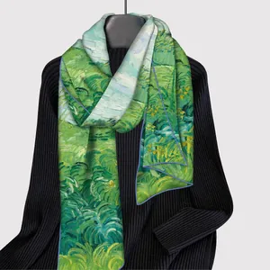 Écharpe en soie style Van Gogh vert avec peinture à l'huile sur un pull noir élégant