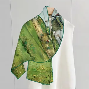 Écharpe en soie style peinture à l'huile avec motifs vert et jaune sur cintre en bois