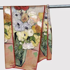 Écharpe en soie aux motifs de peinture à l'huile florale avec de fines bordures rouges
