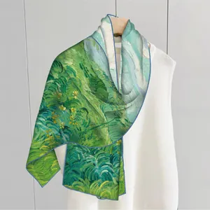 Écharpe en soie peinture Van Gogh avec cyprès et champ de blé sur cintre en bois