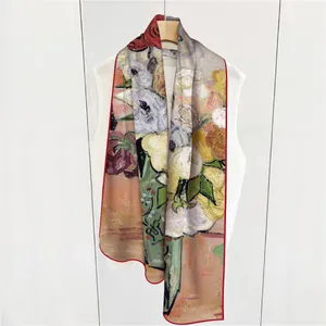 Écharpe en soie artistique avec motif de roses à l'huile et bords roulés rouges