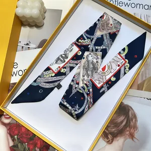Eleganter dunkelblauer Satinschal mit Poker-Motiven in einer edlen Geschenkbox
