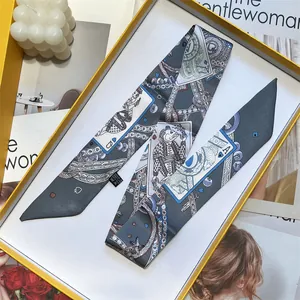 Beigefarbener Seidenschal mit Pokerkarten-Print in einer gelben Geschenkbox