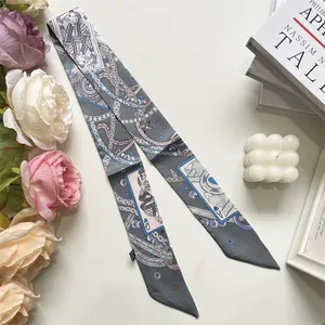 Detail eines Seidenschals mit Spielkarten-Print auf grauem Hintergrund für Damen
