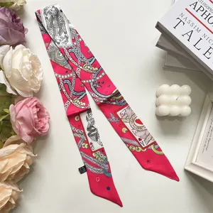 Detail eines fuchsiafarbenen Seidenschals mit Pokerkartenmuster und glatter Textur