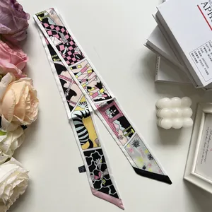 Detalle de pañuelo estrecho de seda con estampado de collage artístico y texto París