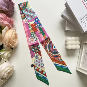 Detalle macro de elegante pañuelo de seda estrecho con estampados coloridos y vivos