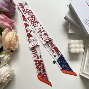 Primer plano de elegante pañuelo de seda estrecho con motivo de París y estampado equino