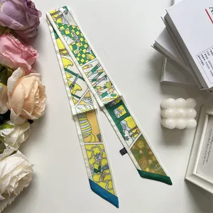 Primer plano de un pañuelo Twilly de poliéster con patrones geométricos y flores abstractas
