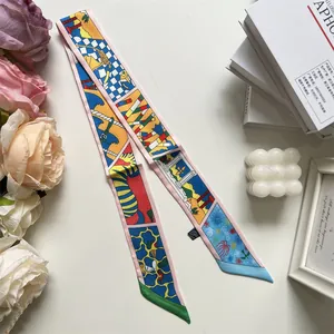 Primer plano de un pañuelo de seda estrecho estilo parís con patrones coloridos y flores