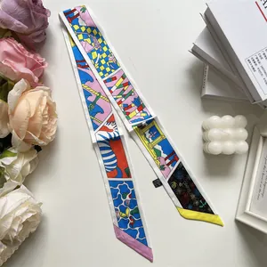 Detalle de un pañuelo twilly de poliéster con ilustraciones coloridas sobre París