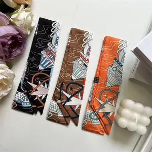 Détail de trois foulards en soie avec des motifs nautiques et géométriques