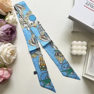 Détail d'un foulard étroit bleu avec motifs d'étoiles et étiquette en tissu polyester
