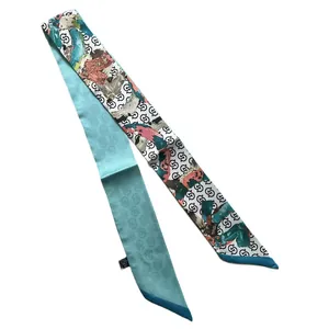 Eleganter doppelseitiger Seidenschal mit abstrakten Mustern und blauer Rückseite