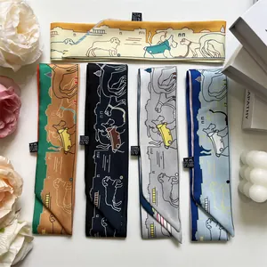 Flache Darstellung mehrerer eleganter Seidenschals mit Hundeillustrationen und Geschenkbox