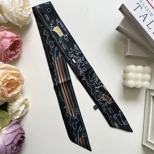Detail eines schwarzen schmalen Schals mit Hundeillustrationen und hochwertigem Etikett