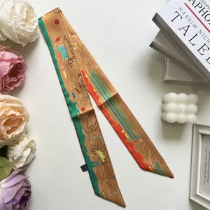 Detail eines Seidenschals mit Hundemotiv, neben Blumen und Büchern dekoriert