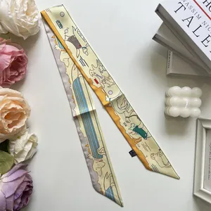 Detail eines Seidenschals mit Hundemuster neben Kerzen und Blumen-Dekoration
