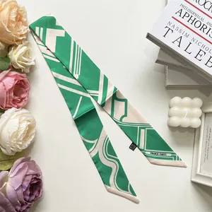 Elegante foulard twilly in seta verde e beige con motivo geometrico e stampa di Parigi