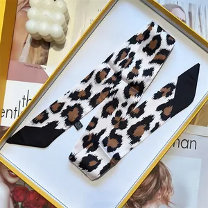 Sciarpa twilly in raso con stampa leopardata classica da donna con scatola regalo inclusa