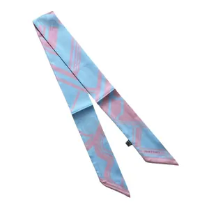 Elegante sciarpa in seta a righe geometriche blu e rosa con stampa France-Paris