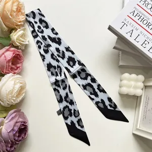 Sciarpa sottile in satin con stampa leopardata blu e accessori floreali eleganti
